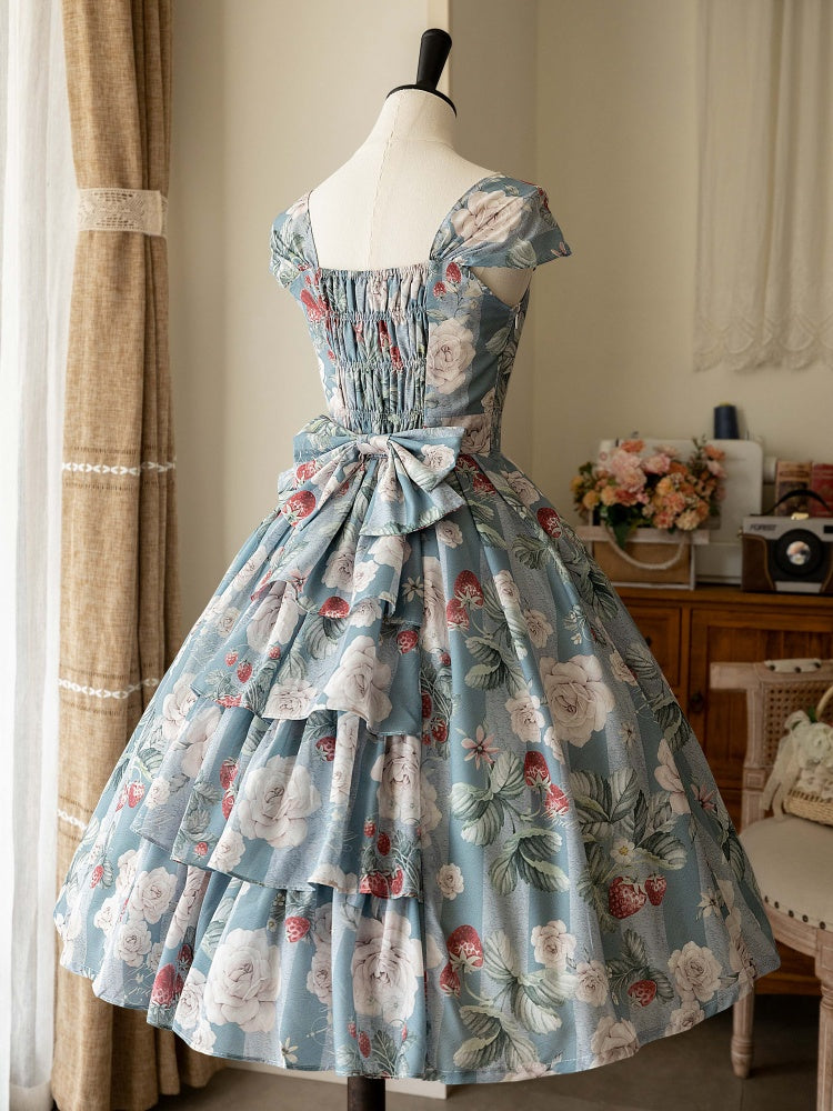 Staubblaues Pulloverrockkleid mit Erdbeer- und Rosenmuster