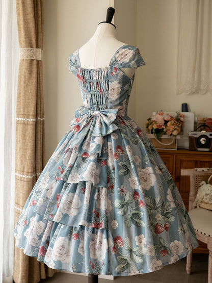 Staubblaues Pulloverrockkleid mit Erdbeer- und Rosenmuster