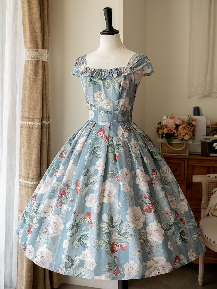 Staubblaues Pulloverrockkleid mit Erdbeer- und Rosenmuster