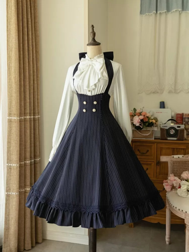 Blau gestreiftes Unterbrust-Historisches Kleid mit dunklem Muster und Neckholder-Vibes-Ausschnitt