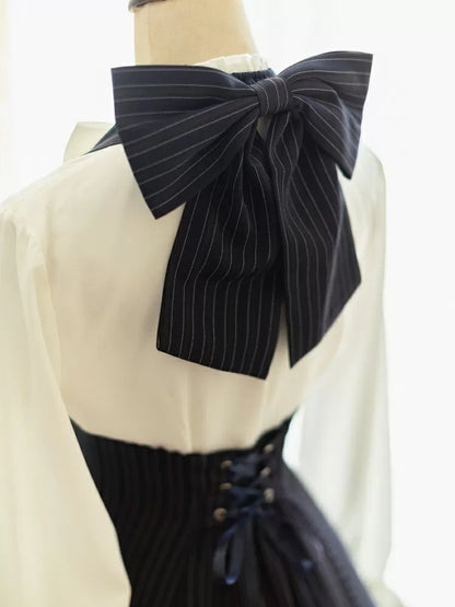 Blau gestreiftes Unterbrust-Historisches Kleid mit dunklem Muster und Neckholder-Vibes-Ausschnitt