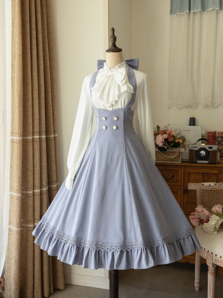 Robe bleu clair à col licou et sous la poitrine, style historique