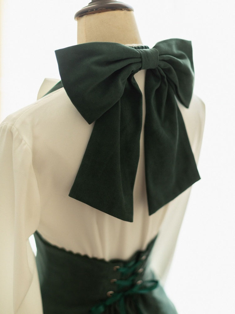Robe verte à col licou et sous la poitrine, style historique