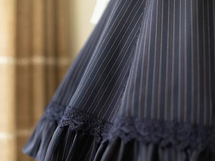 Blau gestreiftes Unterbrust-Historisches Kleid mit dunklem Muster und Neckholder-Vibes-Ausschnitt