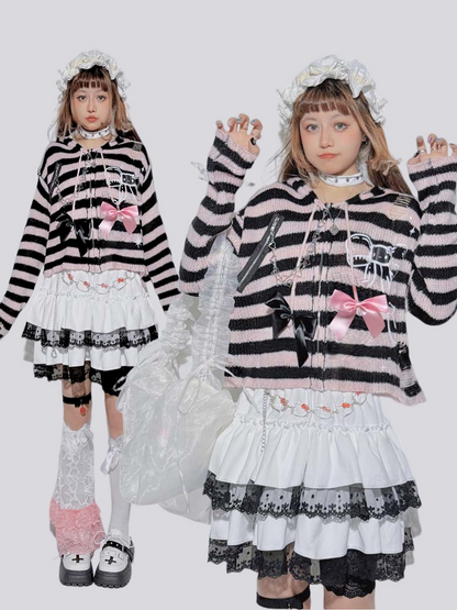 Rosa-schwarz gestreifte Strickjacke mit herzförmiger Schleife und Kettenstrick