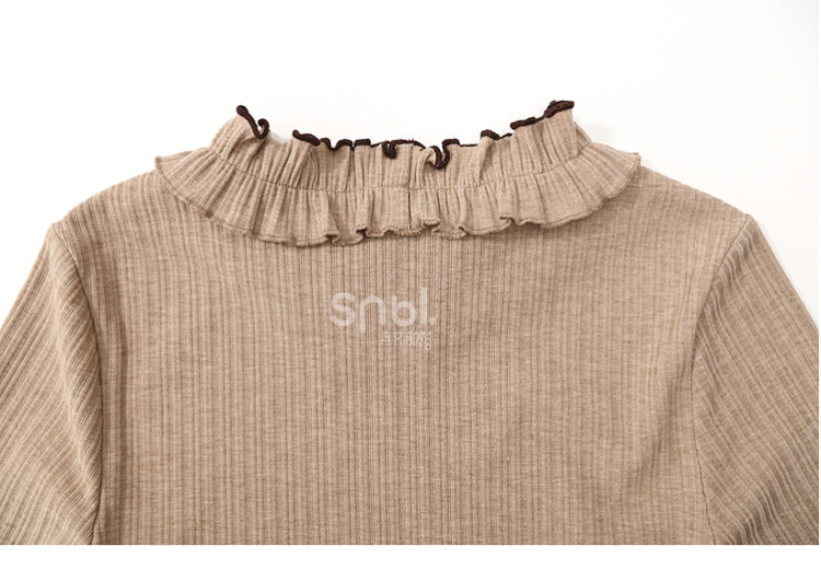 Hellbraunes Langarm-Top mit Rüschenausschnitt