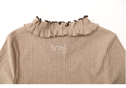 Hellbraunes Langarm-Top mit Rüschenausschnitt