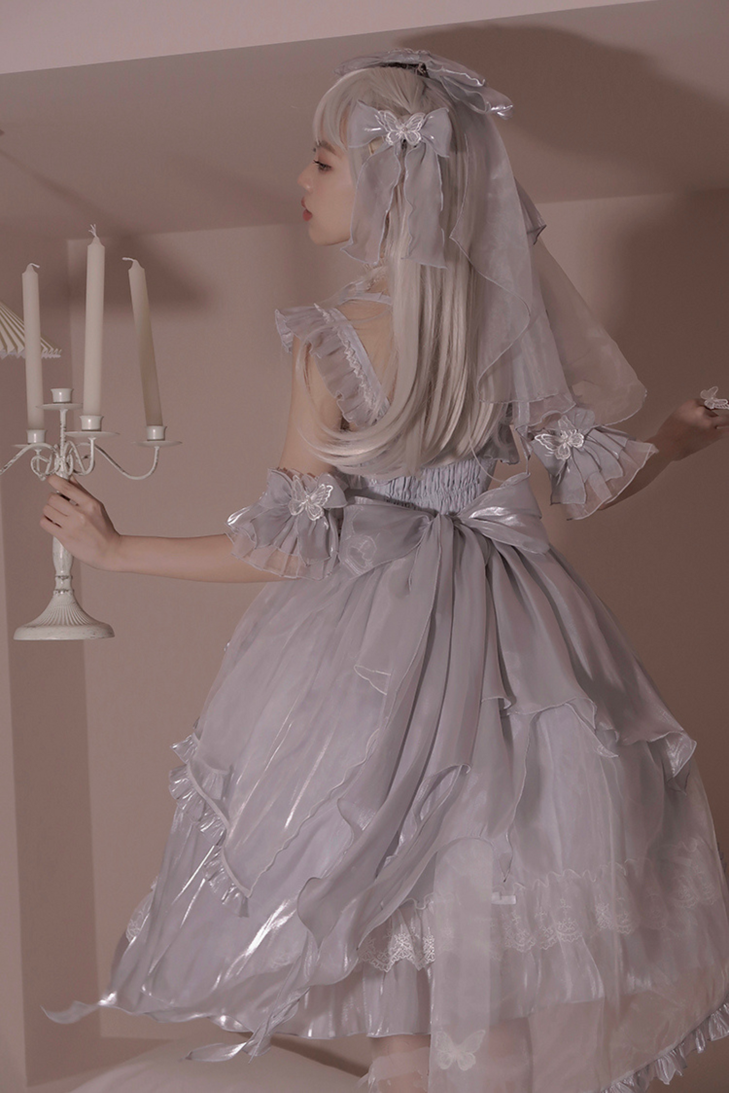 Kleid mit fliegenden großen Lolita-Ärmeln