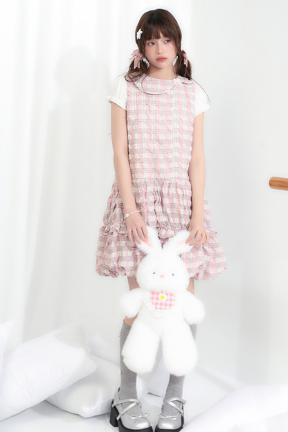 Süßes Kleid mit Rüschen und farbigen Ärmeln