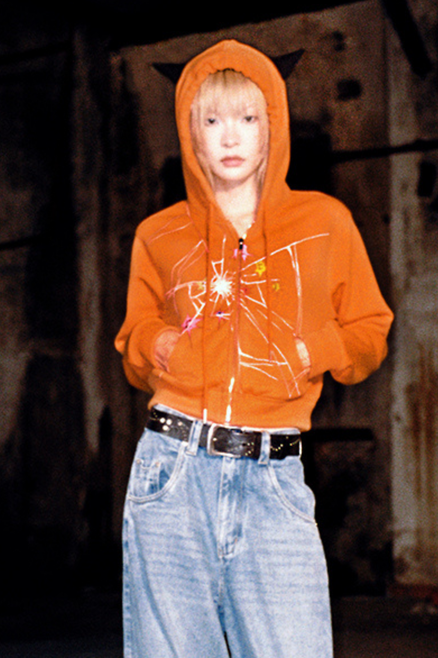 デビルポイントクラックルフード付きショートスウェットシャツ