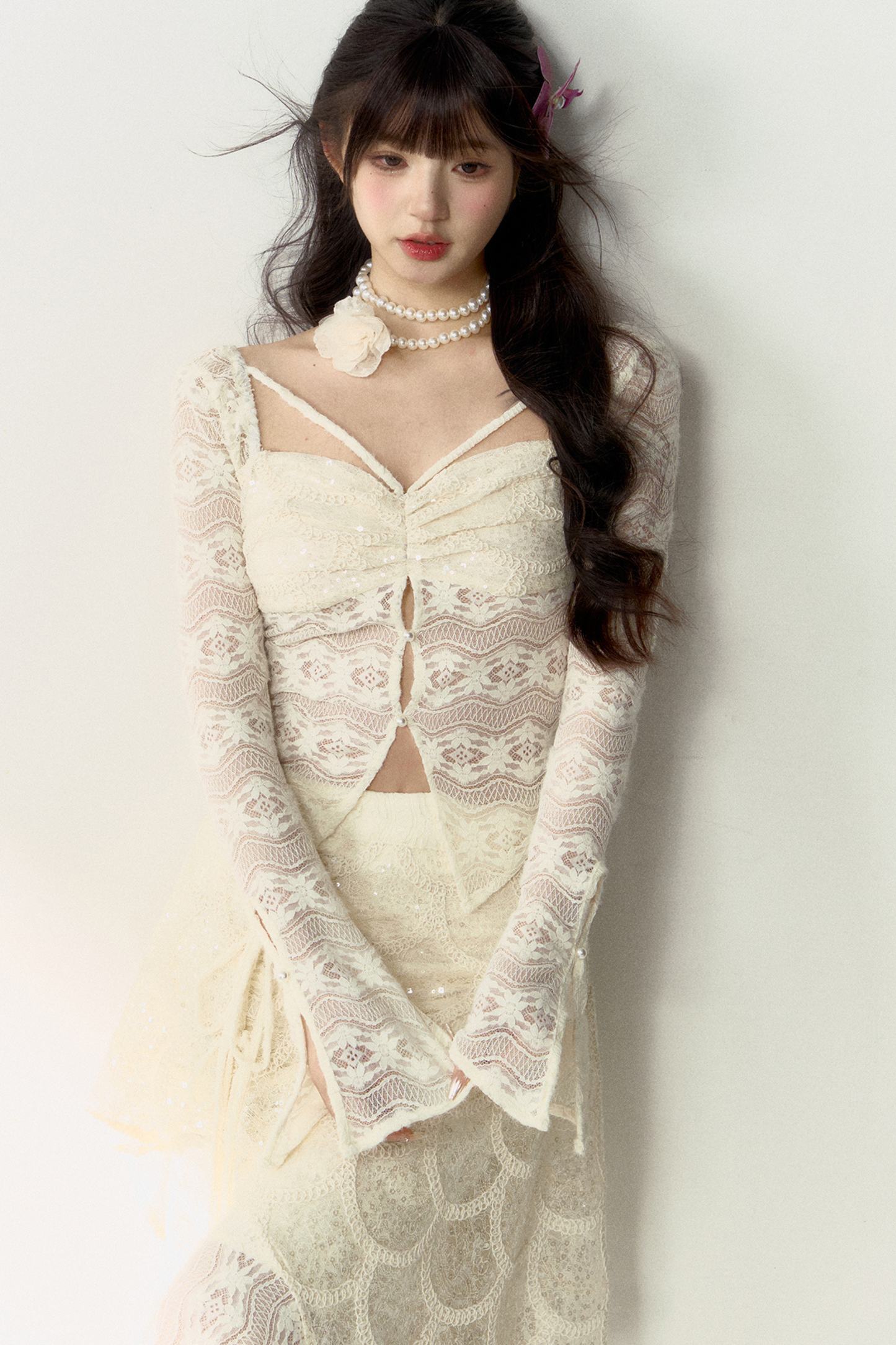 光沢のあるシアートップス＋フレンチアシンメトリースカートレース