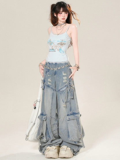 Glamorous – Camisole-Top mit Schmetterlings-Spitzenbesatz und Buchstaben-Print in Blau