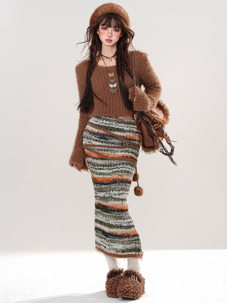 Braunes Set aus kurzem Pullover mit Rundhalsausschnitt, Pompom-Details und gestreiftem Strick-Bodycon-Rock