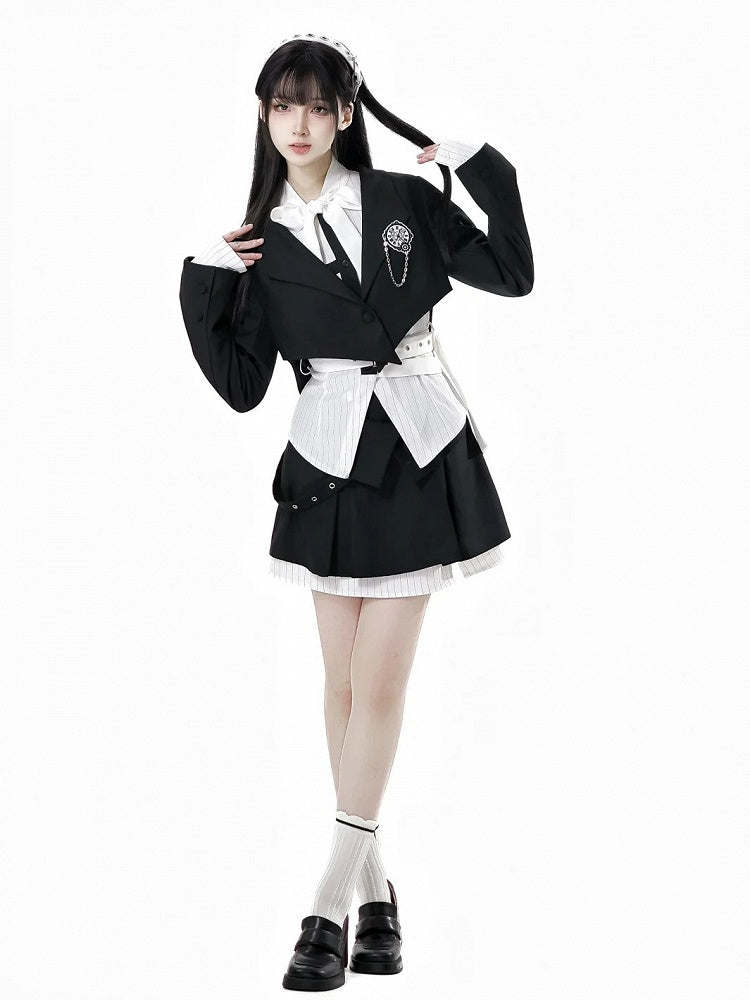 取り外し可能なバタフライクロックブローチ付きブレザー ブラック クロップド カーブヘム プレッピー