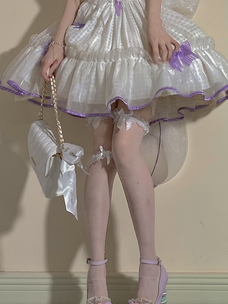 Weiß/Schwarze, halbtransparente Overknee-Strümpfe mit Rüschen, Spitzenbündchen und Schleife