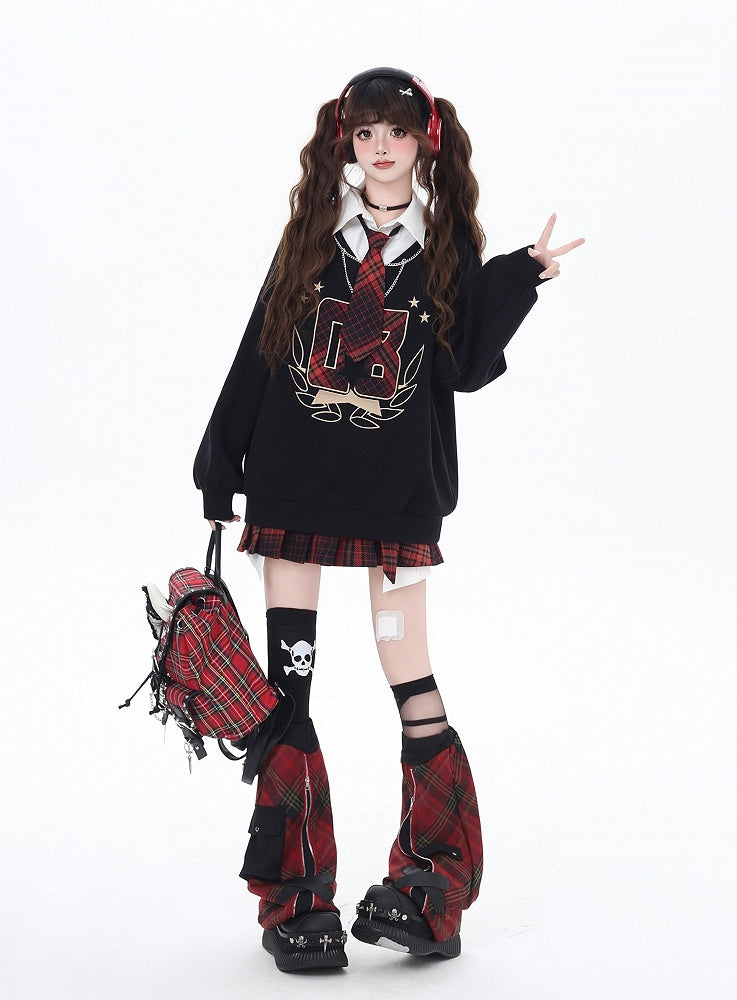 Schwarzes, adrettes, zweiteiliges, lockeres Sweatshirt mit rot karierter Krawatte