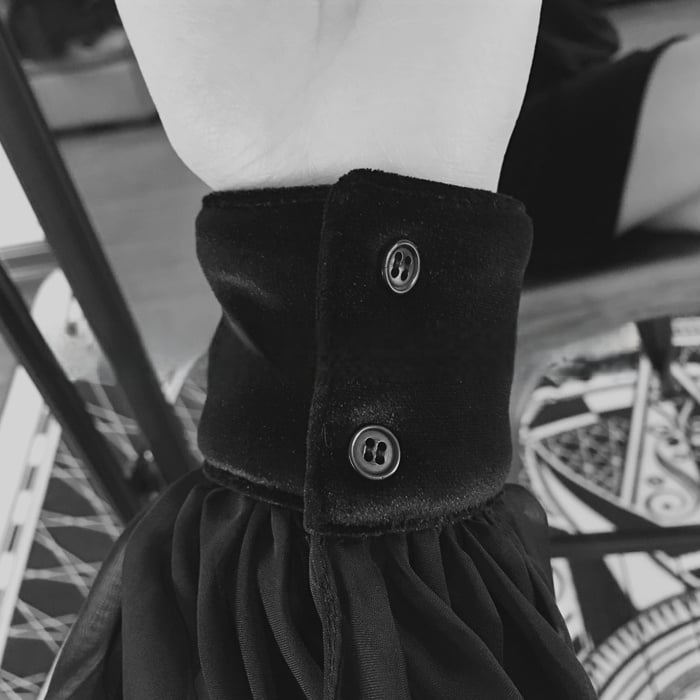 Schwarzes Baggy-Chiffon-Ballon-Cheongsam-Samtkleid mit Schlitz und seitlichen Ärmeln