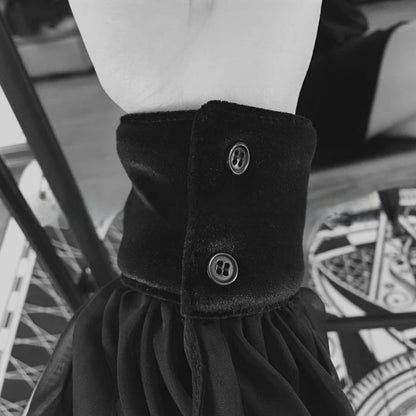 Schwarzes Baggy-Chiffon-Ballon-Cheongsam-Samtkleid mit Schlitz und seitlichen Ärmeln