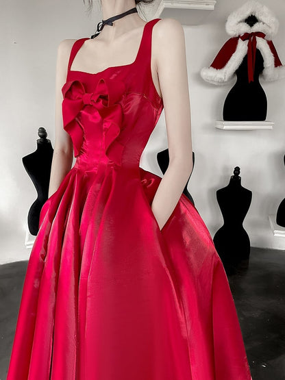 Rotes Weihnachts-Glanzkleid mit Schleife am Mieder, Heimkehrkleid