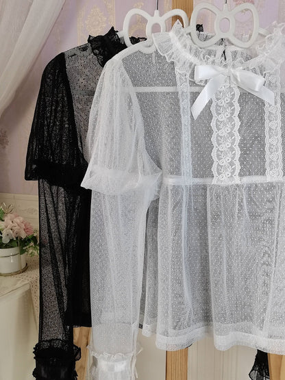 ホワイトのフリルネックライン、ジュリエットスリーブ、シアーブラウス