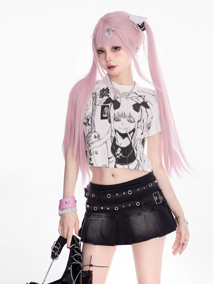 Bedrucktes weißes kurzes T-Shirt mit Rundhalsausschnitt und Anime-Mädchen