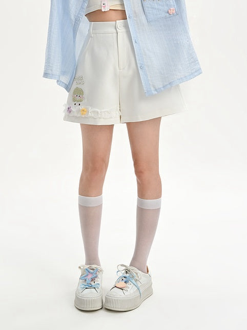 花柄レーストリムのホワイトショートパンツ、ラム刺繍のアクセント