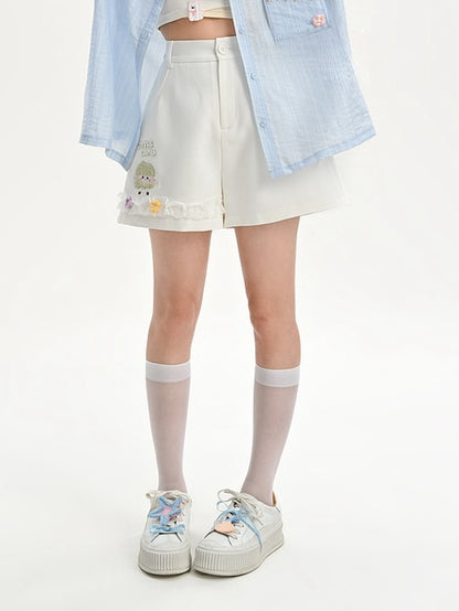 花柄レーストリムのホワイトショートパンツ、ラム刺繍のアクセント