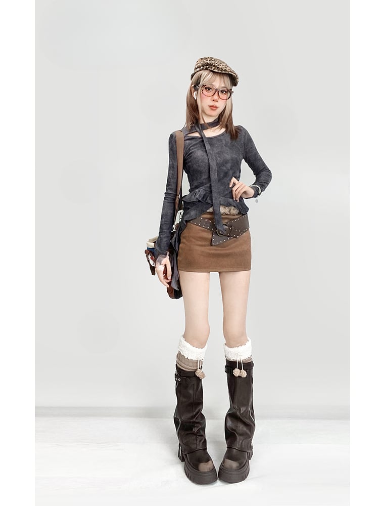 Schwarzes Top mit asymmetrischem Volantsaum und Schal