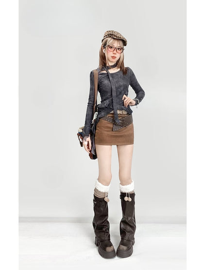 Schwarzes Top mit asymmetrischem Volantsaum und Schal