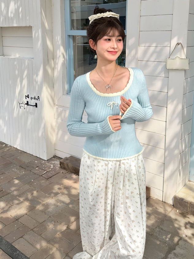 Blaues, schmal geschnittenes Strickoberteil mit Rundhalsausschnitt und Schleifendetails