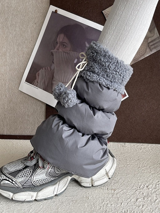 Weiße süße Beinwärmer mit Schleife und Pompons