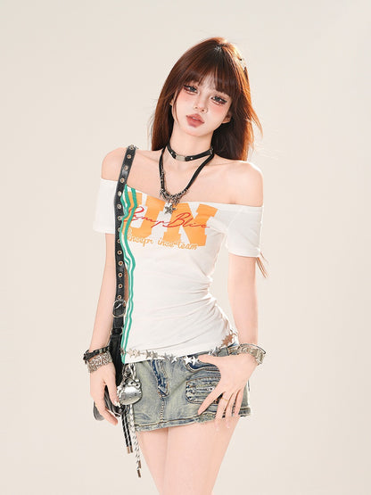 ホワイト/ブラックTシャツ ネックライン レタープリント オフショルダー