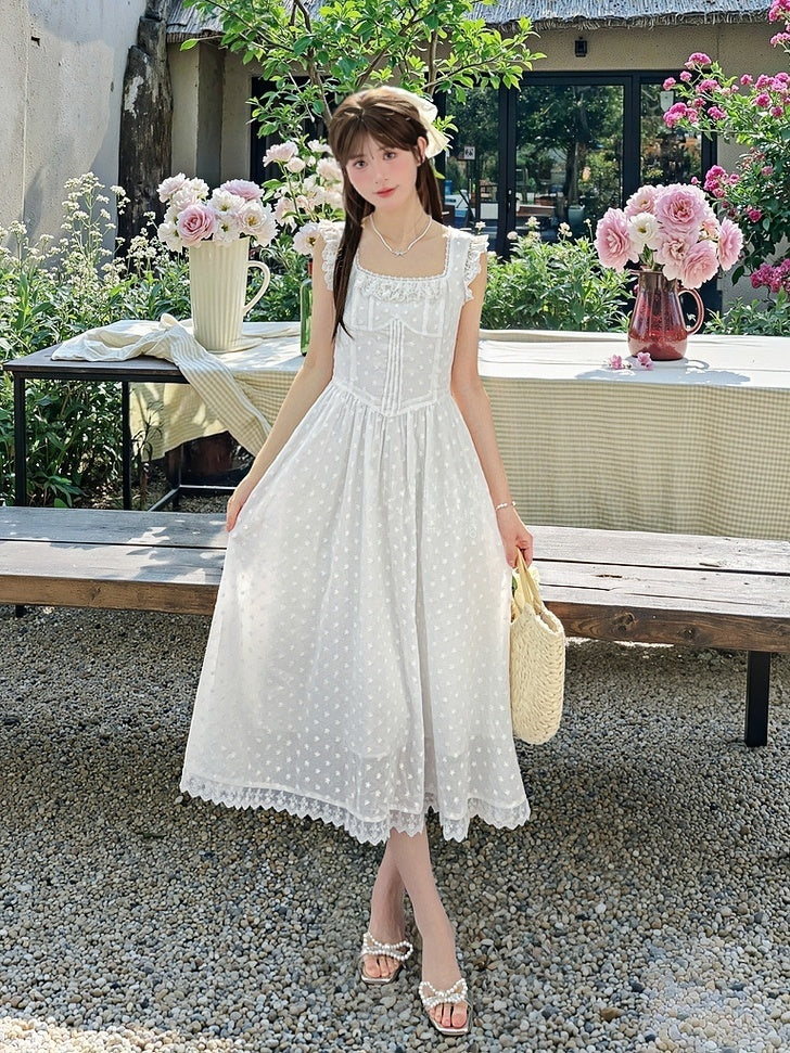 Elegantes weißes Kleid mit quadratischem Ausschnitt, flatternden Ärmeln, ärmelloser Spitze und Schleife zum Selbstbinden