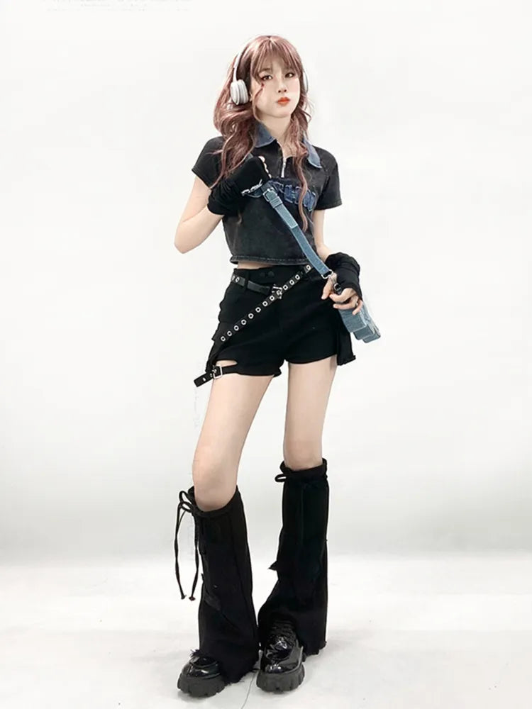 Schwarze Cargo-Shorts im Schlagdesign mit Taschen und Beinwärmern aus Denim