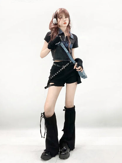 Schwarze Cargo-Shorts im Schlagdesign mit Taschen und Beinwärmern aus Denim