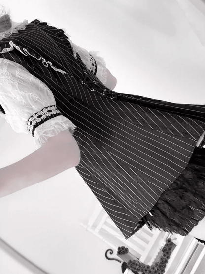 Minikleid + Shorts, Illusion-Ausschnitt mit Schnürung am Rücken + schwarz gestreiftes Jirai Kei-Set – Fliege