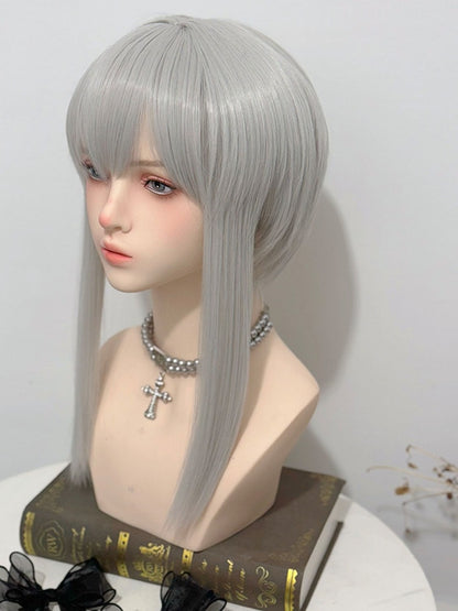 + グレーの爪、前髪付きポニーテール2本、ウェーブのかかった長さのウィッグ、バスト上