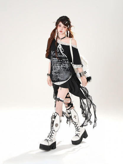 Lockeres, asymmetrisches T-Shirt mit Spitzenbesatz und Schmetterlingsdruck in Schwarz/Weiß