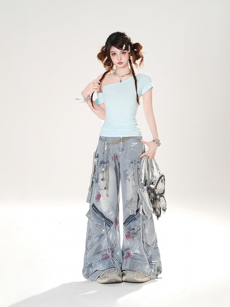 控えめなディテールのダメージ加工スプレーペイントプリントのブルーワイドレッグジーンズ。ライズジッパー付き。