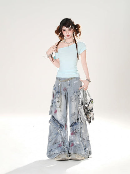 控えめなディテールのダメージ加工スプレーペイントプリントのブルーワイドレッグジーンズ。ライズジッパー付き。