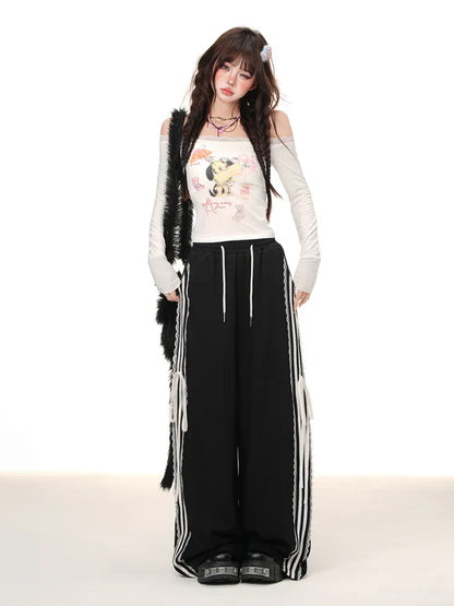 Schwarze Blokette-Hose mit weitem Bein und Spitzenbesatz im Core-Cut