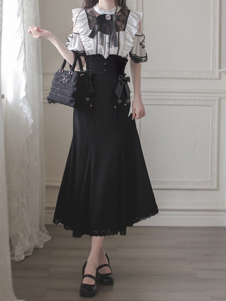 Schwarze Bluse mit ausgeschnittenen Schultern und Illusionsausschnittbesatz aus weißer Spitze von Jirai Kei