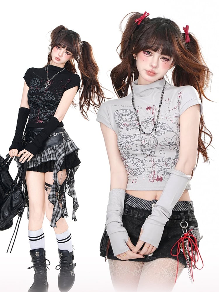 Glamouröses, eng anliegendes, kurzes Top mit Stehkragen und Schlangenmuster in Grau/Schwarz