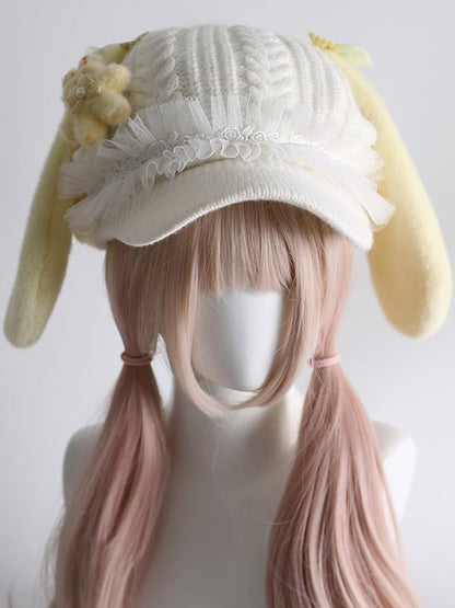 クリームイエローのかわいいウサギ耳ベレー帽とウサギのぬいぐるみ
