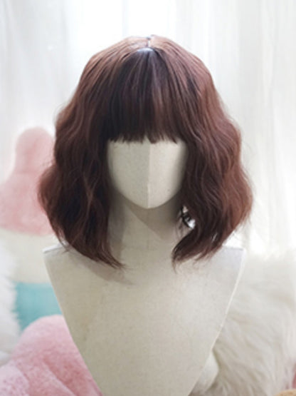 ダークブラウンの肩までの長さのウェーブウィッグ（前髪あり）