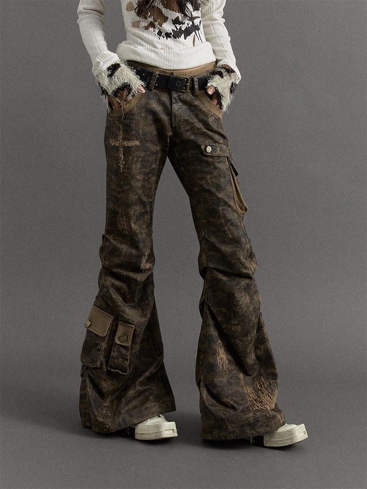 Dusty Grey Camo – Niedrig taillierte Cargohose im Distressed-Look mit ausgestelltem Bein