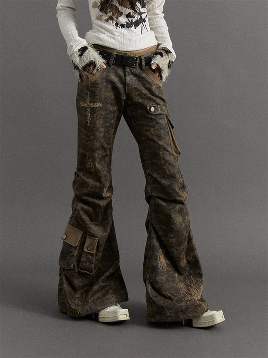 Dusty Grey Camo – Niedrig taillierte Cargohose im Distressed-Look mit ausgestelltem Bein