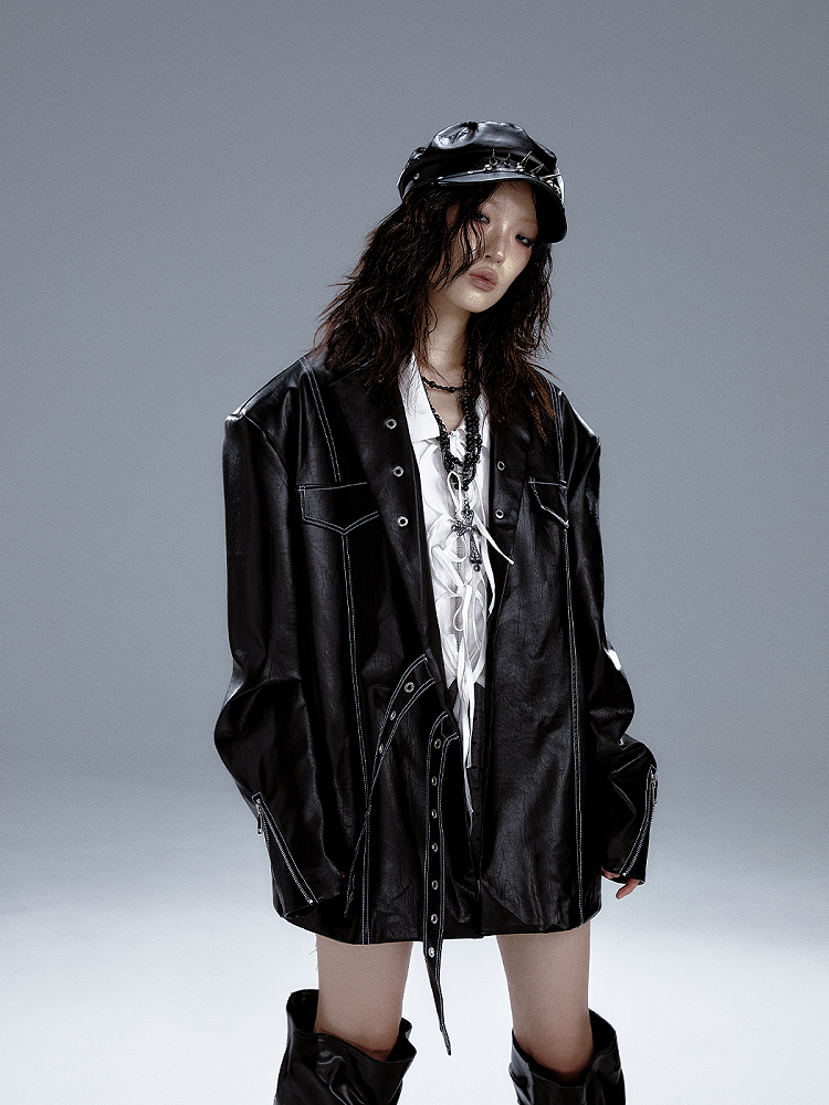 Details Schwarzer Anzug im PU-Punk-Design mit Reißverschluss und Metallmanschetten