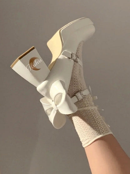 mit Astral-Plateaus, Schleifenausschnitten auf der Rückseite, Y2K-Block- und Celestial-Heels in Weiß