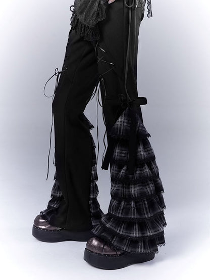 ブラックのレースアップフロント、ティアードチェック柄カフス、スリムフィットパンツ